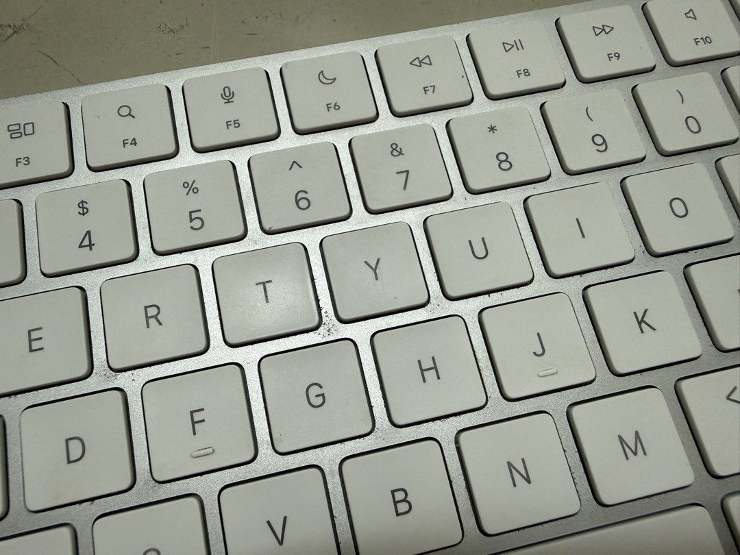 Apple Magic Keyboard with Touch ID - US English (Category: Computer Keyboard) located in Quezon City. Submitted by declutter1ngmama (Listing ID 1465780747, Image 2). Description: - Authentic Apple Magic Keyboard with Touch ID - Compatible with Apple Silicon Mac models - US English layout - Includes original box and USB-C to Lightning charging cable.