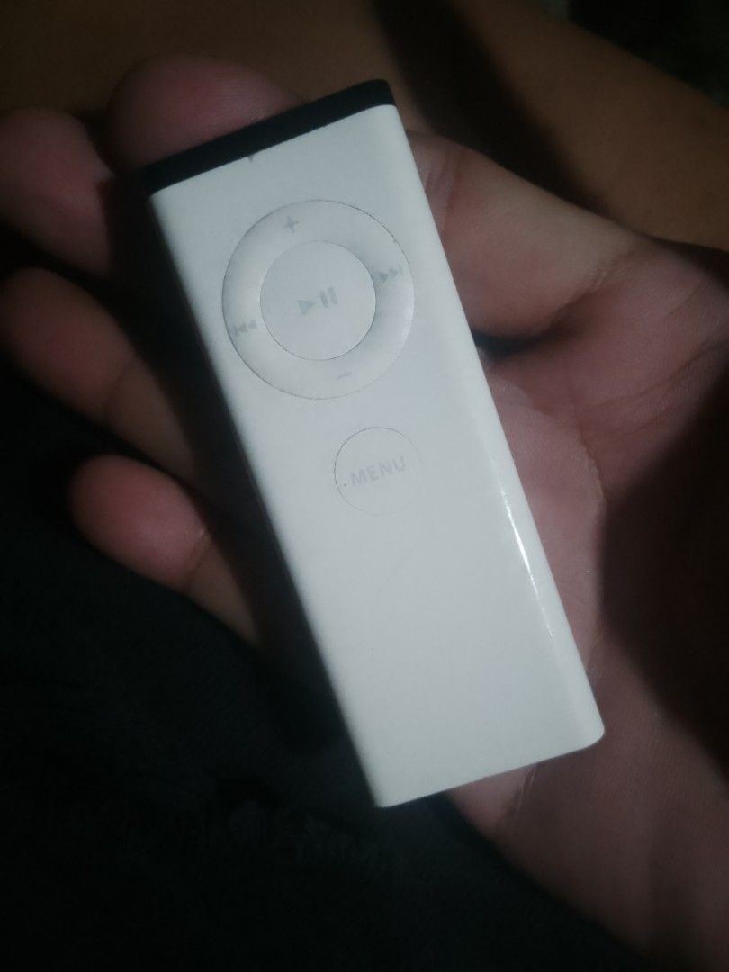 apple remote 1st gen (Category: TV Parts & Accessories) located in Manila. Submitted by ryan061584 (Listing ID 1465949389, Image 1). Description: This remote ships with Apple TV (1st generation) and features a white casing. It also works with other models of Apple TV, though functionality might be limited. The remote has dedicated buttons for Menu and Play, and a round navigation button for pressing up, down, left, and right. ￼ Connectivity IR tr