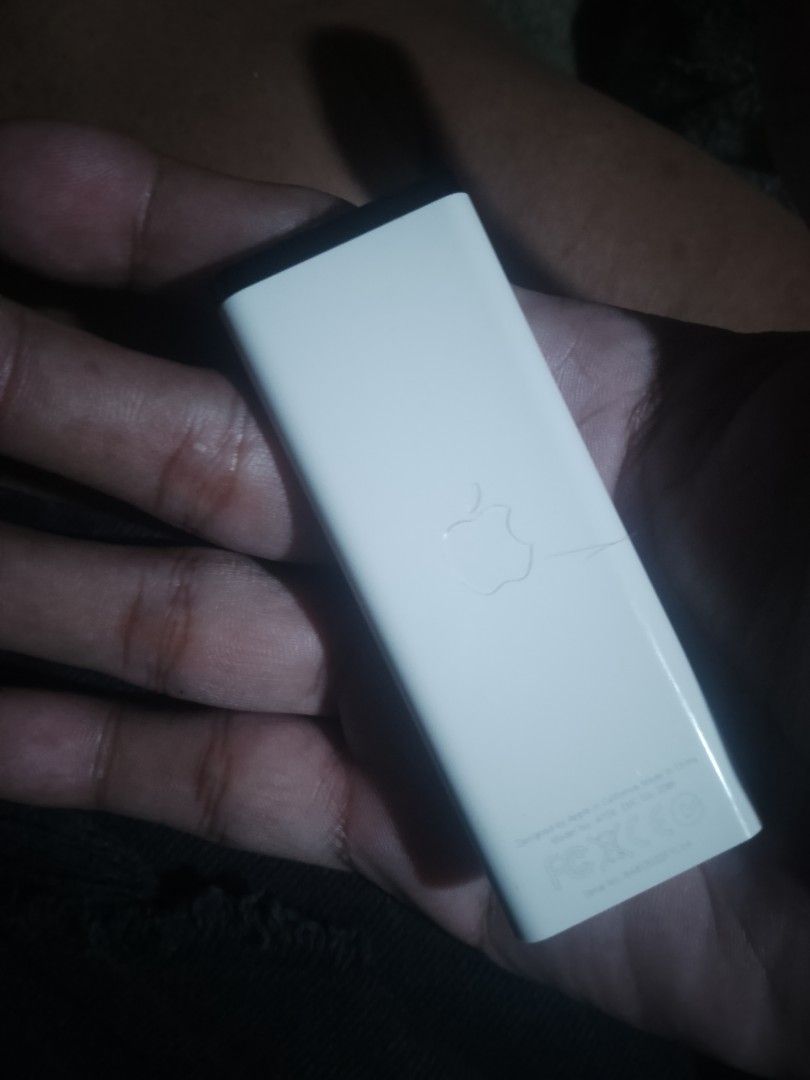 apple remote 1st gen (Category: TV Parts & Accessories) located in Manila. Submitted by ryan061584 (Listing ID 1465949389, Image 2). Description: This remote ships with Apple TV (1st generation) and features a white casing. It also works with other models of Apple TV, though functionality might be limited. The remote has dedicated buttons for Menu and Play, and a round navigation button for pressing up, down, left, and right. ￼ Connectivity IR tr