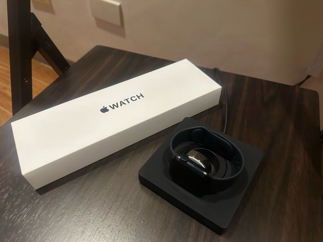Apple Watch SE 3 (latest model), Midnight, 40mm (Category: Wearables & Smart Watches) located in Cagayan de Oro. Submitted by happydragon1077 (Listing ID 1465813411, Image 1). Description: Apple Watch SE 3 (latest model) Aluminum Case, Case Size: 40mm, Color: Midnight Connectivity: GPS Band: Rubber Sport Band, Color: Midnight Band Size: S/M (Band fits 130-180mm wrists) Notable Features: Always On Display, Water Resistant 50m Battery Health: 100%,