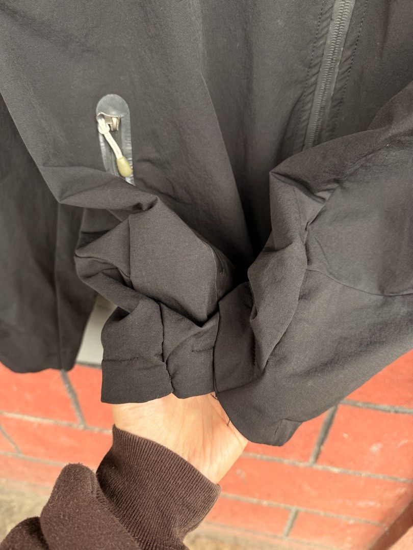 Arcteryx (Category: Coats, Jackets and Outerwear) located in Baguio. Submitted by mardimercredi14 (Listing ID 1465844766, Image 3). Description: 🔥 Arcteryx Dimensions: 25*30 Condition: very good Color Rate: 10 ❌ restitched part ❌ sign of usage.