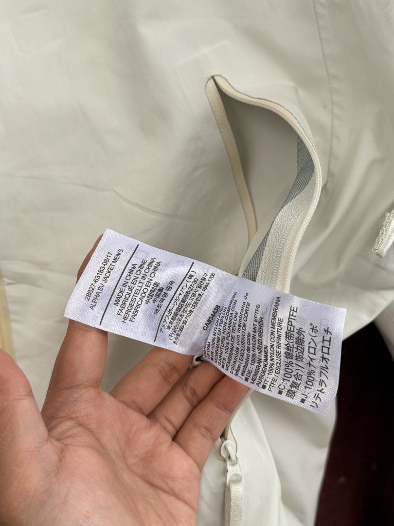 Arcteryx (Category: Coats, Jackets and Outerwear) located in Baguio. Submitted by mardimercredi14 (Listing ID 1465846637, Image 3). Description: 🔥 Arcteryx Dimensions: 23*27/29B Condition: very good Color Rate: 10 ❌ needs heavy laundry.