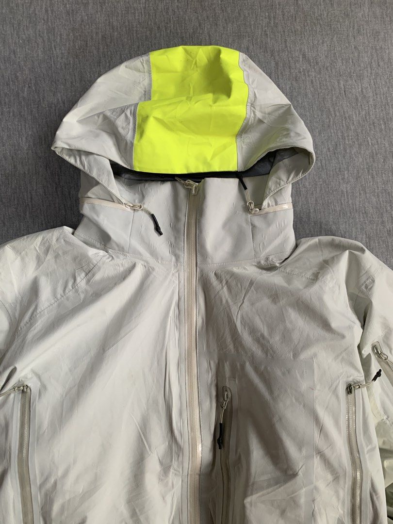 arcteryx (Category: Coats, Jackets and Outerwear) located in Cebu City. Submitted by aundrewwww (Listing ID 1465953309, Image 3). Description: width 26 length 27 Condition 9/10 Color rate 9.5/10 goods pa side tapes issue: sign of usage.