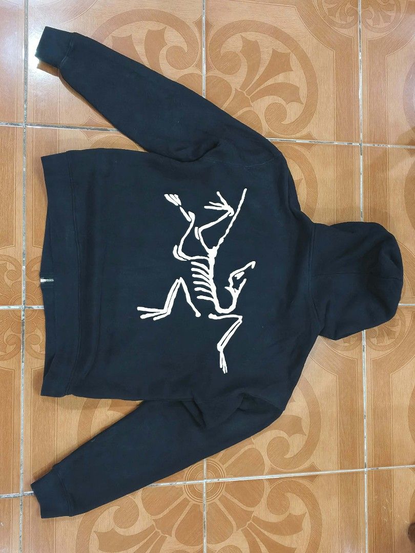Arc'teryx Black Skeleton Zip-Up Hoodie (Category: Coats, Jackets and Outerwear) located in Manila. Submitted by iyoksoc (Listing ID 1465917199, Image 2). Description: - Brand: Arc'teryx - Color: Solid Black - Design: Small chest logo and large white skeleton graphic on the back - Features: Full front metal zipper, kangaroo pockets, ribbed cuffs and hem - Comfort: Heavyweight fleece lining inside.