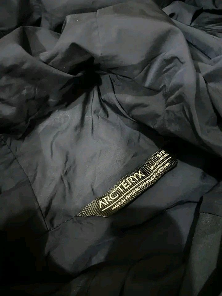 Arc'teryx Goretex (Category: Coats, Jackets and Outerwear) located in Talisay. Submitted by vokerzxc (Listing ID 1465899321, Image 3). Description: Excellent Condition Issue: None Complete tags Authentic/Legit Size: Small Color rate: 9.5/10 Width: 20 Length: 26-27.