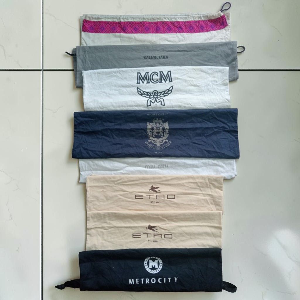 Assorted Designer Dust Bags (Category: Tote Bags) located in Cabadbaran. Submitted by lioness_cave (Listing ID 1465868513, Image 1). Description: - Set of assorted luxury branded dust bags - Available in various sizes and colors (white, grey, navy, beige) - Ideal for keeping designer -bags safe from dust and scratches - Selling all together as a complete set FOR MEDUIM SIZES bags.