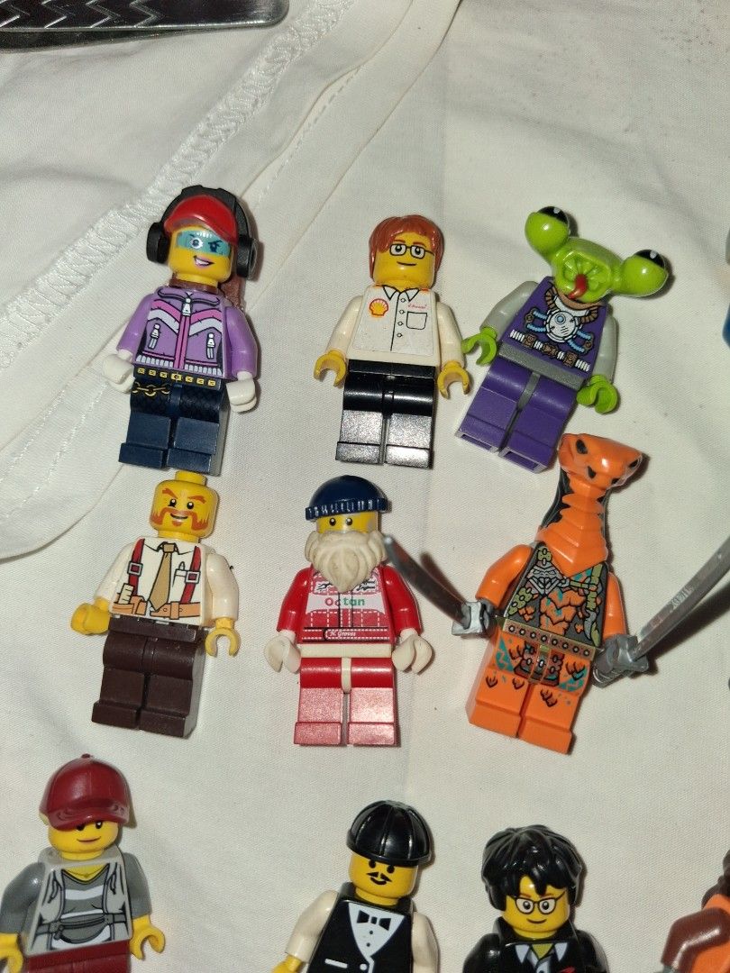 Assorted LEGO Minifigures and Accessories Bundle (Category: Lego & Building Sets) located in Manila. Submitted by marcas022798212 (Listing ID 1465892390, Image 2). Description: - LEGO Minifigure & Accessory Bundle: Assorted figures including ninjas, construction workers, and a frog alien - Weapons & Gear: Includes various swords, a crossbow, chain elements, and spare hats - Condition: Pre-loved, well-kept, great for expanding collections - Perfec