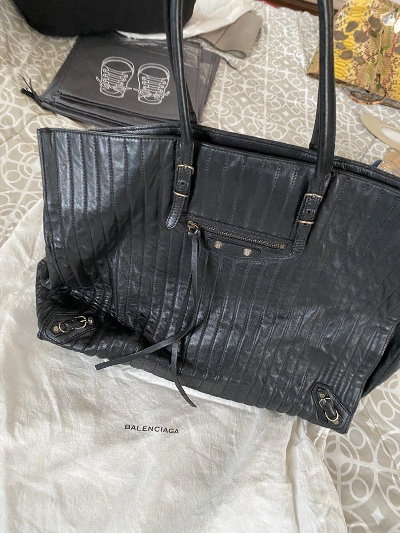 Auth Balenciaga Papier quilted tote (Category: Tote Bags) located in Muntinlupa City. Submitted by shoebizzness (Listing ID 1465820339, Image 2). Description: Guaranteed Auth Quilted version Papier tote Size is 15 x 10 x 5 inches roomy tote can fit laptop comes with dust bag only Missing mirror .
