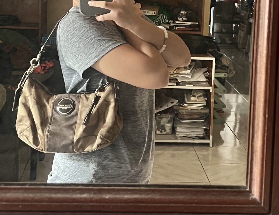 Auth coAch vintage bag (Category: Purses & Pouches) located in Manila. Submitted by re-vogue (Listing ID 1465900139, Image 2). Description: Auth vintage coAch demi bag 📍Muntinlupa 🚚 Lalamove, LBC,pr J&T 💌 Still negotiable.