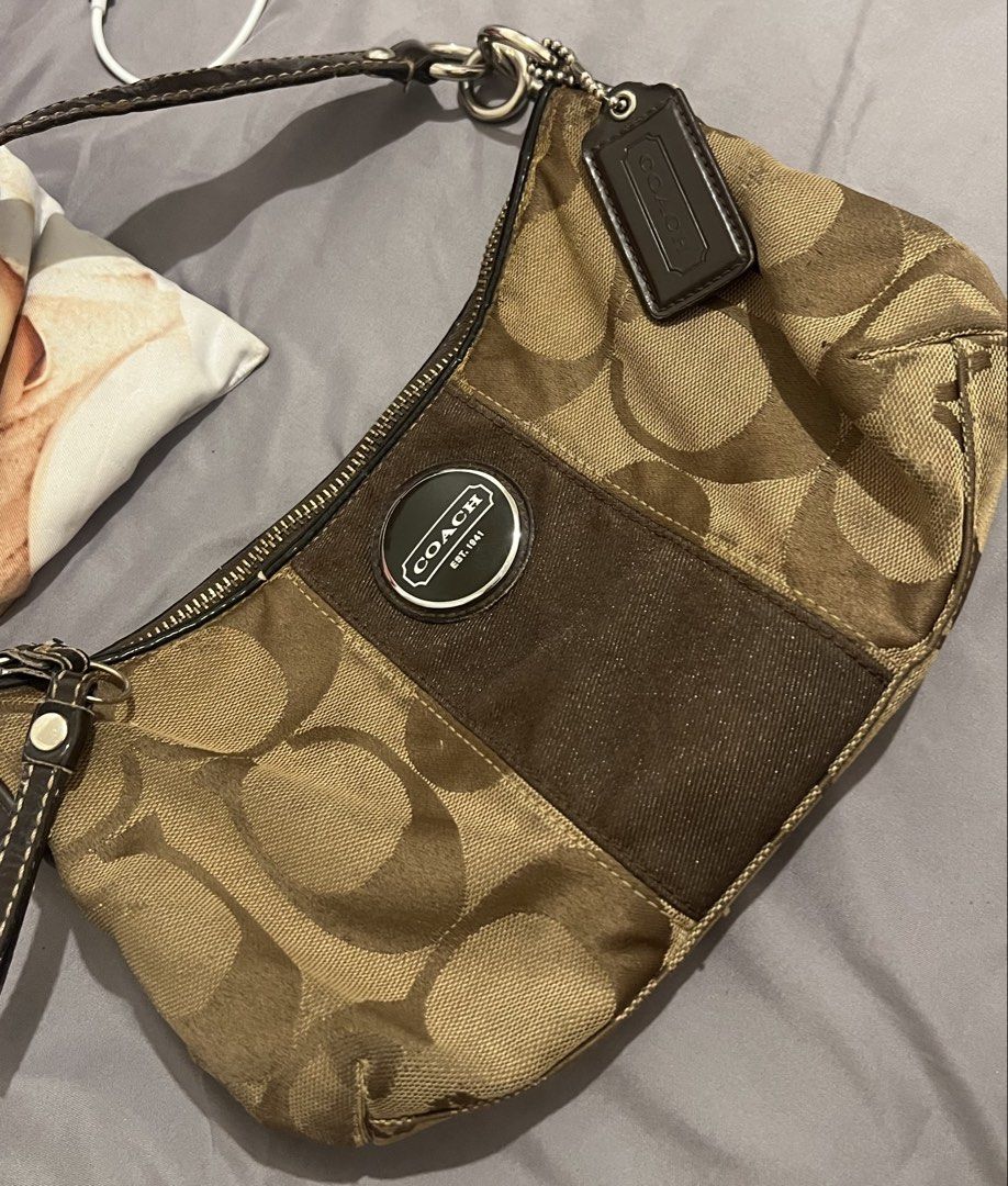 Auth coAch vintage bag (Category: Purses & Pouches) located in Manila. Submitted by re-vogue (Listing ID 1465900139, Image 1). Description: Auth vintage coAch demi bag 📍Muntinlupa 🚚 Lalamove, LBC,pr J&T 💌 Still negotiable.