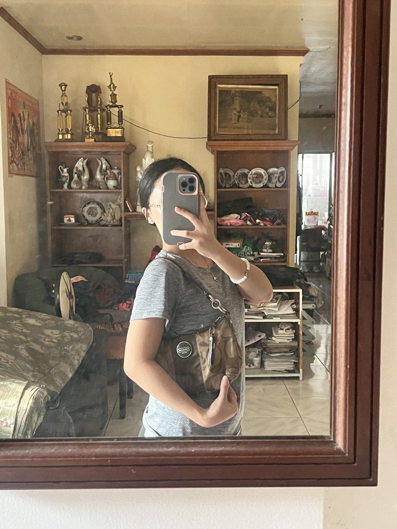 Auth coAch vintage bag (Category: Purses & Pouches) located in Manila. Submitted by re-vogue (Listing ID 1465900139, Image 3). Description: Auth vintage coAch demi bag 📍Muntinlupa 🚚 Lalamove, LBC,pr J&T 💌 Still negotiable.