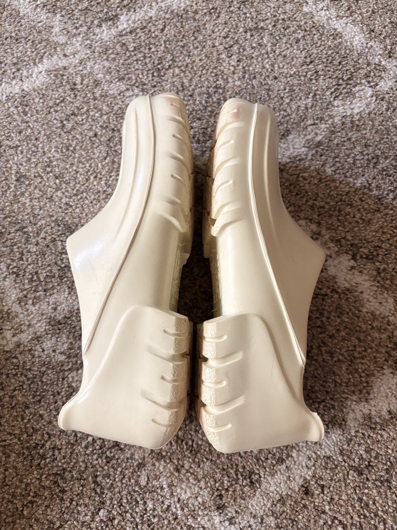 Auth Preloved Birkenstock Alpro Clogs (Category: Slippers & Slides) located in Paranaque City. Submitted by silentstone.dolphin (Listing ID 1465830279, Image 3). Description: Chef Clogs/Garden/Carpenter's Clogs Off White/Cream Color.. Visible Print.. Size 39.. Clean&Ready to Wear✅ Super Nice in Actual😍.
