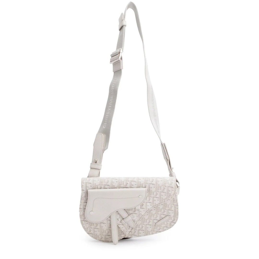 AUTHENTIC Dior Oblique Canvas Saddle Messenger Bag Beige (Category: Luxury Bags & Wallets) located in Bacolod City. Submitted by tmyshop21 (Listing ID 1465788424, Image 3). Description: AUTHENTIC Dior Oblique Canvas Saddle Messenger Bag Beige.