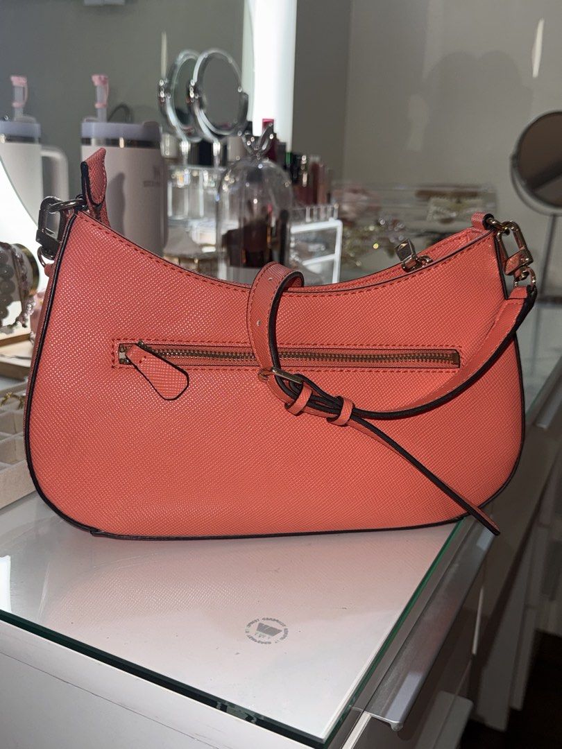 Authentic Guess Alexie Shoulder Bag (Category: Shoulder Bags) located in Quezon City. Submitted by prelovedbyvielle (Listing ID 1465919807, Image 3). Description: - 💯 AUTHENTIC GUESS - RFS: Decluttering - No Box - No Dust Bag - DM for more info 💗.