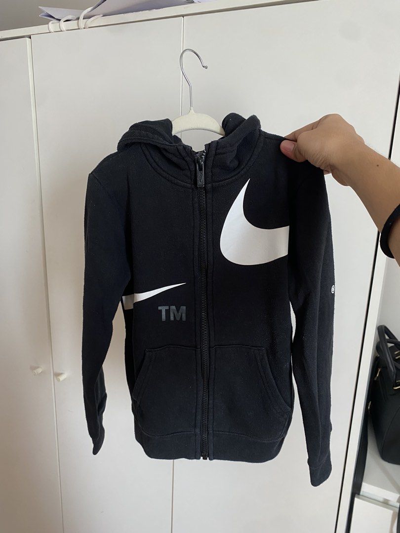 Authentic Nike Jacket 4-5y (Category: Babies & Kids Fashion) located in Cavite. Submitted by lz.closet (Listing ID 1465773505, Image 1). Description: Authentic Nike Jacket 4-5y Excellent condition No flaws - used.