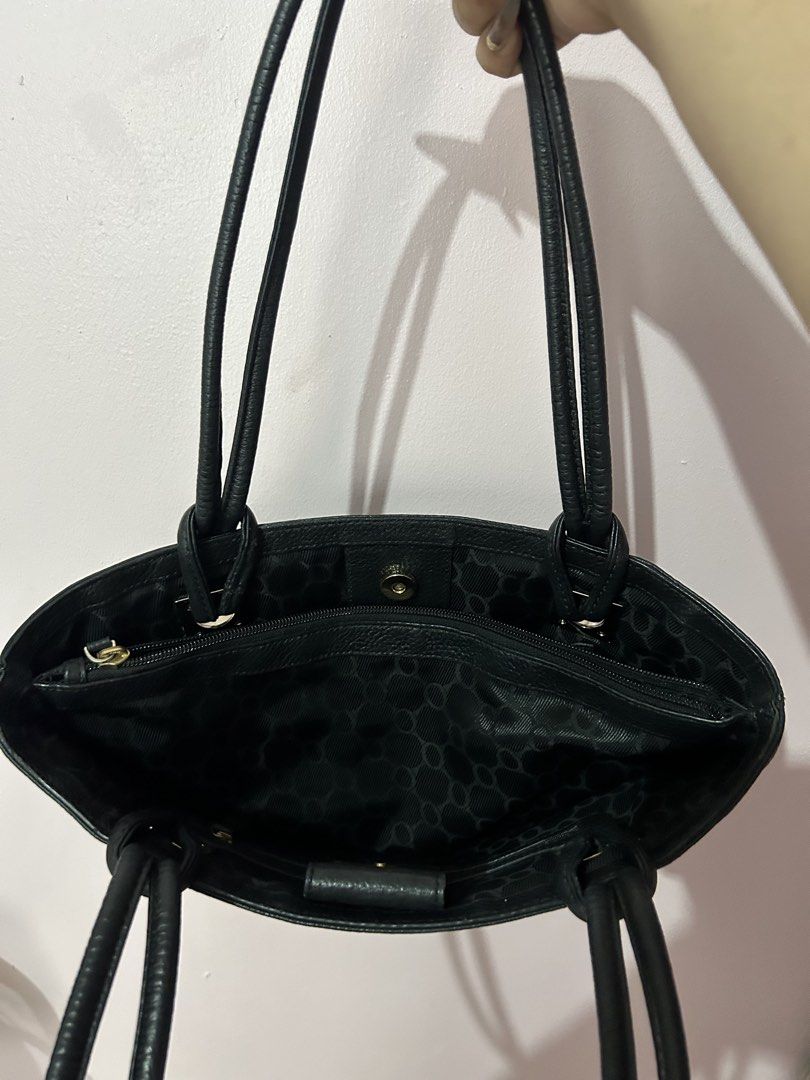 LAST PRICE ALREADY INDICATED [authentic] oroton shoulder/office/corpo bag (Category: Luxury Bags & Wallets) located in Pasig City. Submitted by haechanchichan (Listing ID 1465789904, Image 2). Description: condition is as is on the actual photo posted - no flaws but there are signs of usage - needs a bit of washing - size already indicated on the photo - bought in new zealand - considered as mid luxury.
