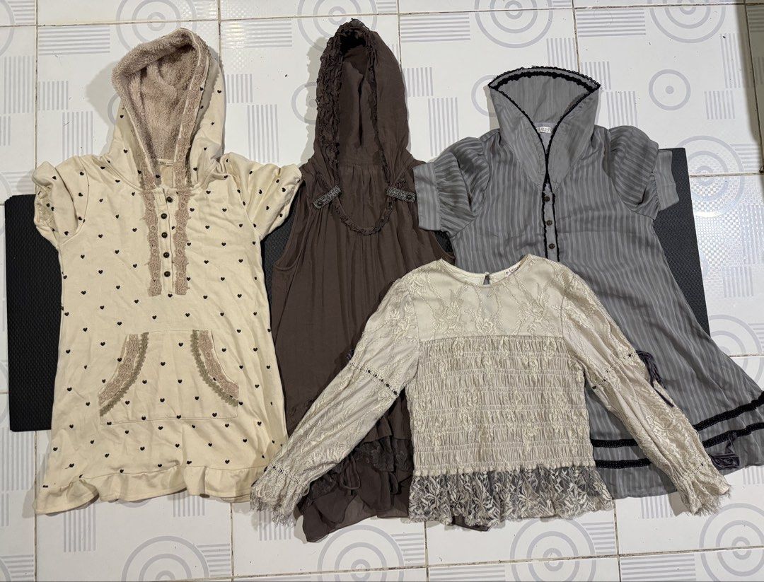 Axes Femme (Category: Activewear) located in Cebu City. Submitted by etnaner (Listing ID 1465857441, Image 1). Description: Axes Femme (₱780 each) Can do take all/bundle All medium sizes Can send details each piece .