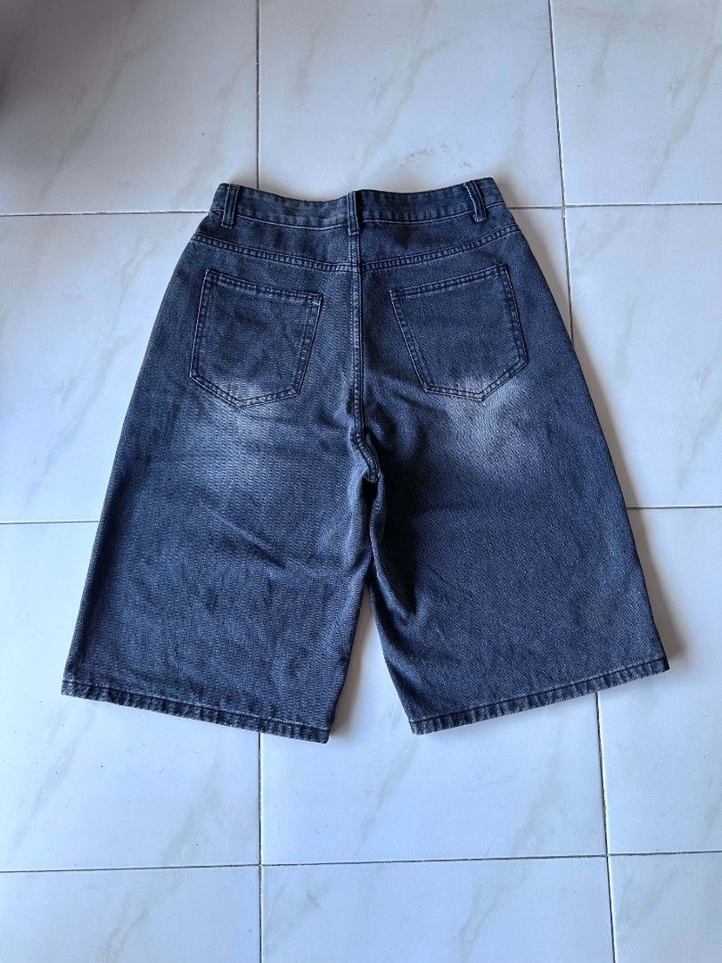 Baggy Long Jorts (Category: Shorts) located in Ilagan. Submitted by kianluis (Listing ID 1465930881, Image 2). Description: Hard and thick✅ Fav must have✨ Waist 30 Length 25.5 Thigh 14 Leg hole 13 Condition: Excellent Color Rate: 9.3/10 Issue: None.