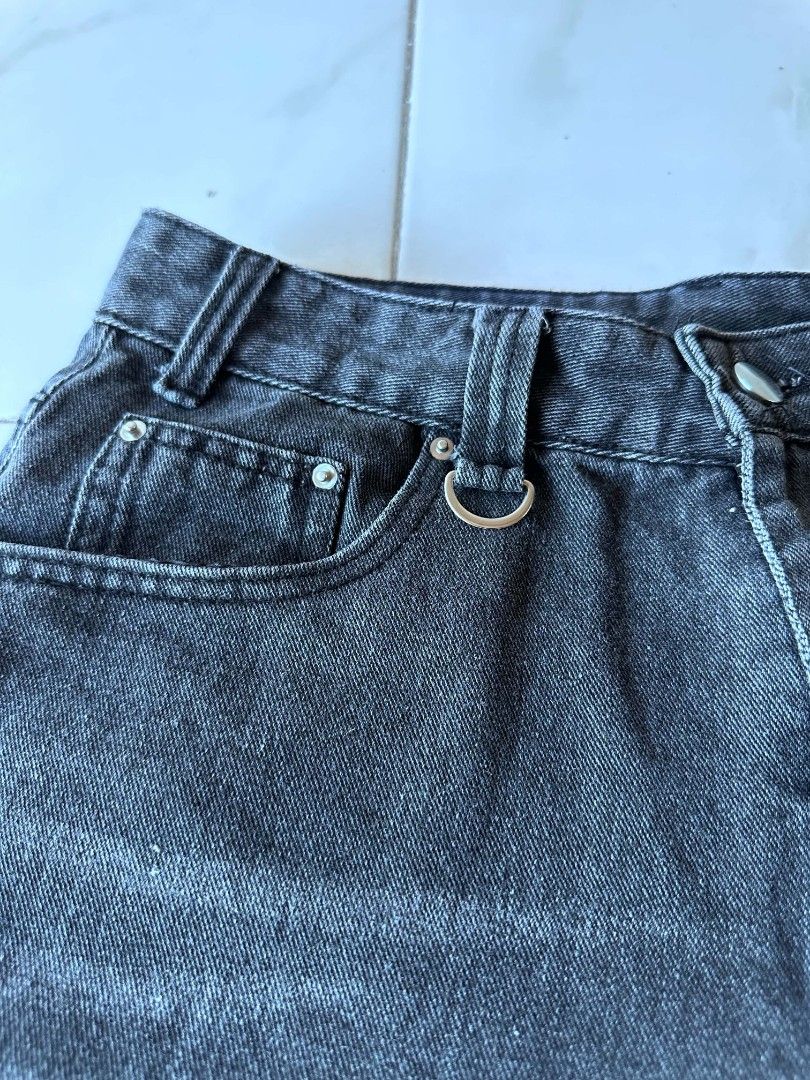Baggy Long Jorts (Category: Shorts) located in Ilagan. Submitted by kianluis (Listing ID 1465930881, Image 3). Description: Hard and thick✅ Fav must have✨ Waist 30 Length 25.5 Thigh 14 Leg hole 13 Condition: Excellent Color Rate: 9.3/10 Issue: None.