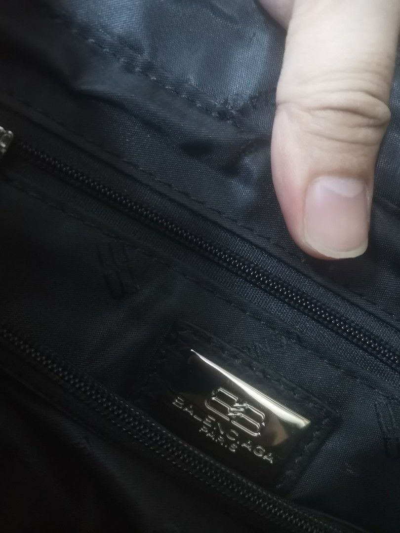 Balenciaga (Category: Sling Bags) located in Manila. Submitted by mrpalkups666 (Listing ID 1465800237, Image 3). Description: .