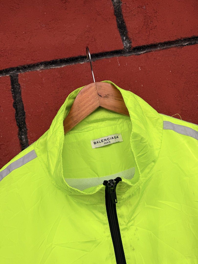 Balenciaga (Category: Luxury Apparel) located in Baguio. Submitted by mardimercredi14 (Listing ID 1465845928, Image 3). Description: 🔥 Balenciaga Dimensions: 22*29.5 Condition: very good Color Rate: 10 ❌ not sure if washable stain ❌ cut washtag.