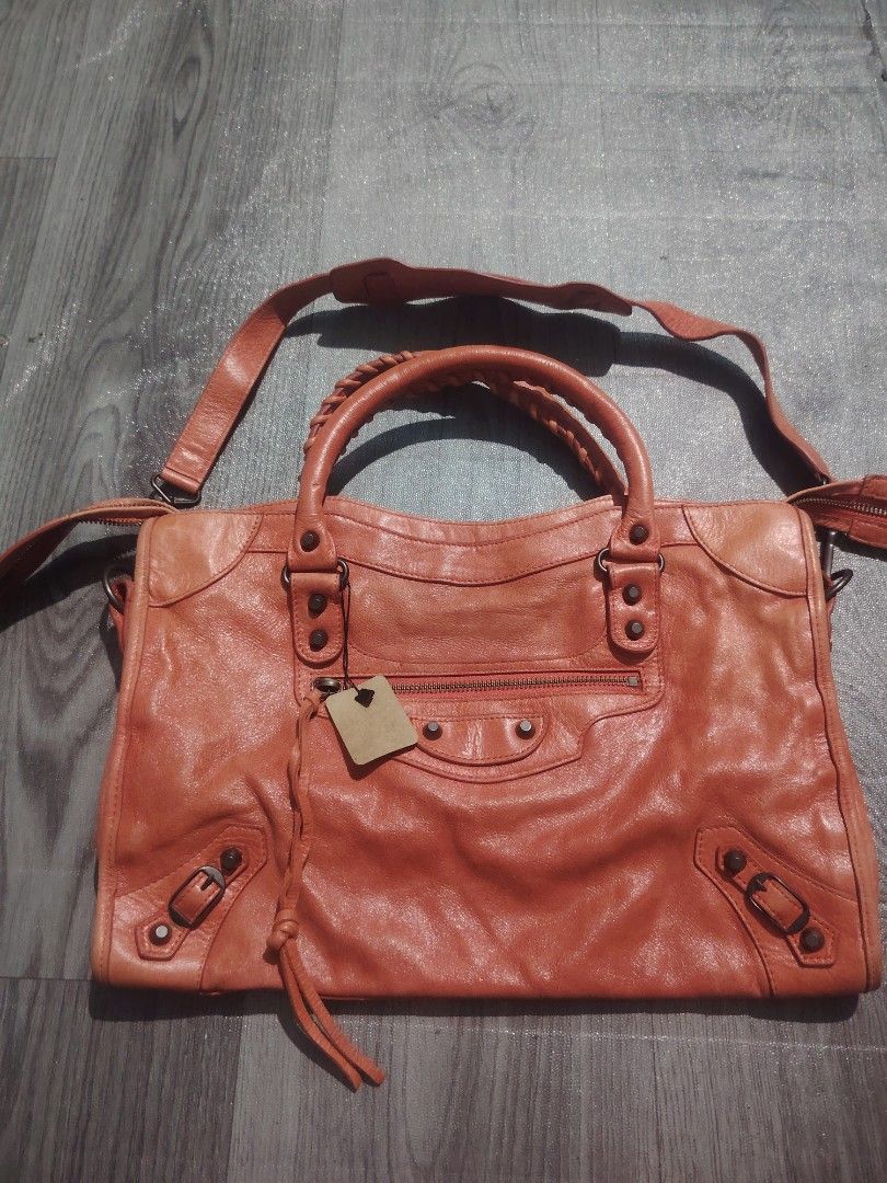 Balenciaga city (Category: Shoulder Bags) located in Manila. Submitted by del96 (Listing ID 1465882127, Image 1). Description: No mirror 5.5k each Nego pa nman Nka lampozip sila lahat PLATE code Lang po sila.