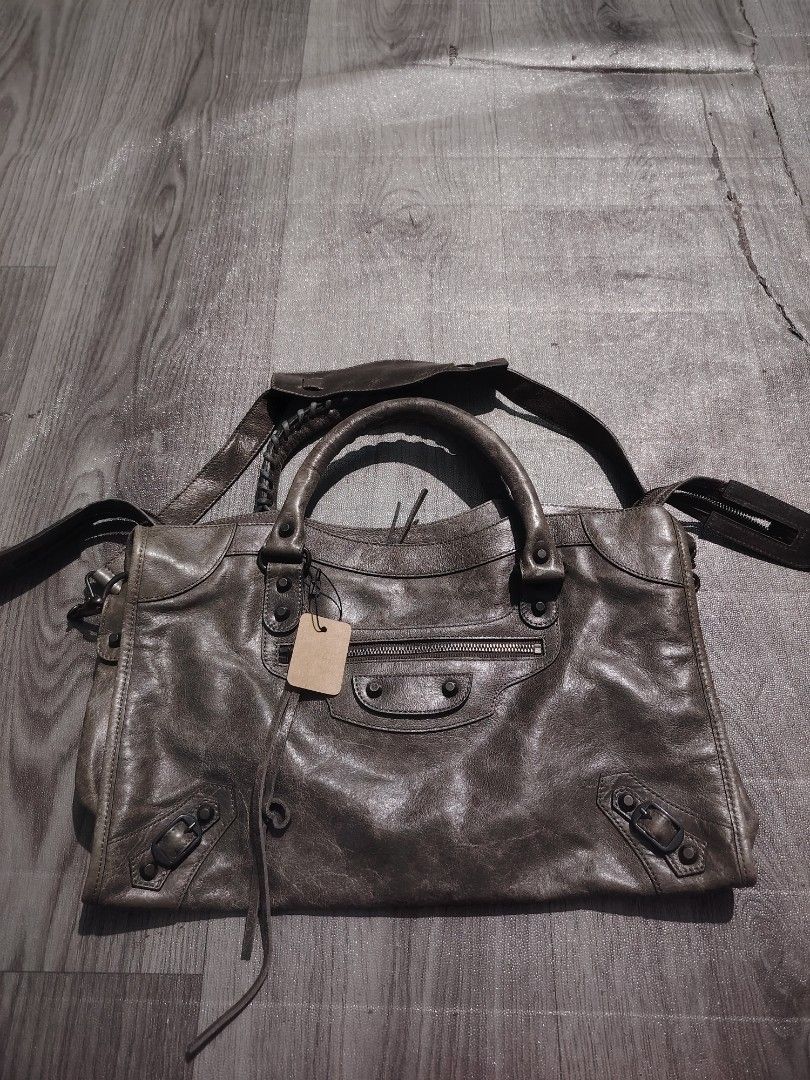 Balenciaga city (Category: Shoulder Bags) located in Manila. Submitted by del96 (Listing ID 1465882127, Image 2). Description: No mirror 5.5k each Nego pa nman Nka lampozip sila lahat PLATE code Lang po sila.
