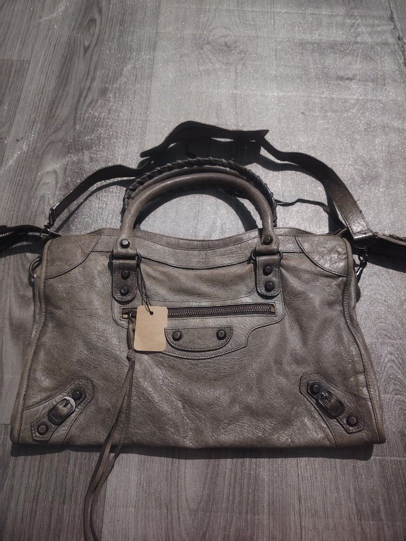 Balenciaga city (Category: Shoulder Bags) located in Manila. Submitted by del96 (Listing ID 1465882127, Image 3). Description: No mirror 5.5k each Nego pa nman Nka lampozip sila lahat PLATE code Lang po sila.