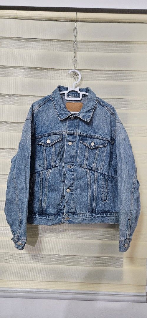 Balenciaga Light Wash Denim Jacket (Category: Coats, Jackets and Outerwear) located in Santa Maria. Submitted by rommelmateo (Listing ID 1465912953, Image 2). Description: - 100% Authentic Balenciaga Paris designer denim jacket - Trendy light/acid wash with a premium vintage aesthetic - Crafted in Tunisia featuring engraved Balenciaga hardware - Classic design with chest flap pockets and structured panels - Original neck and care tags still attac