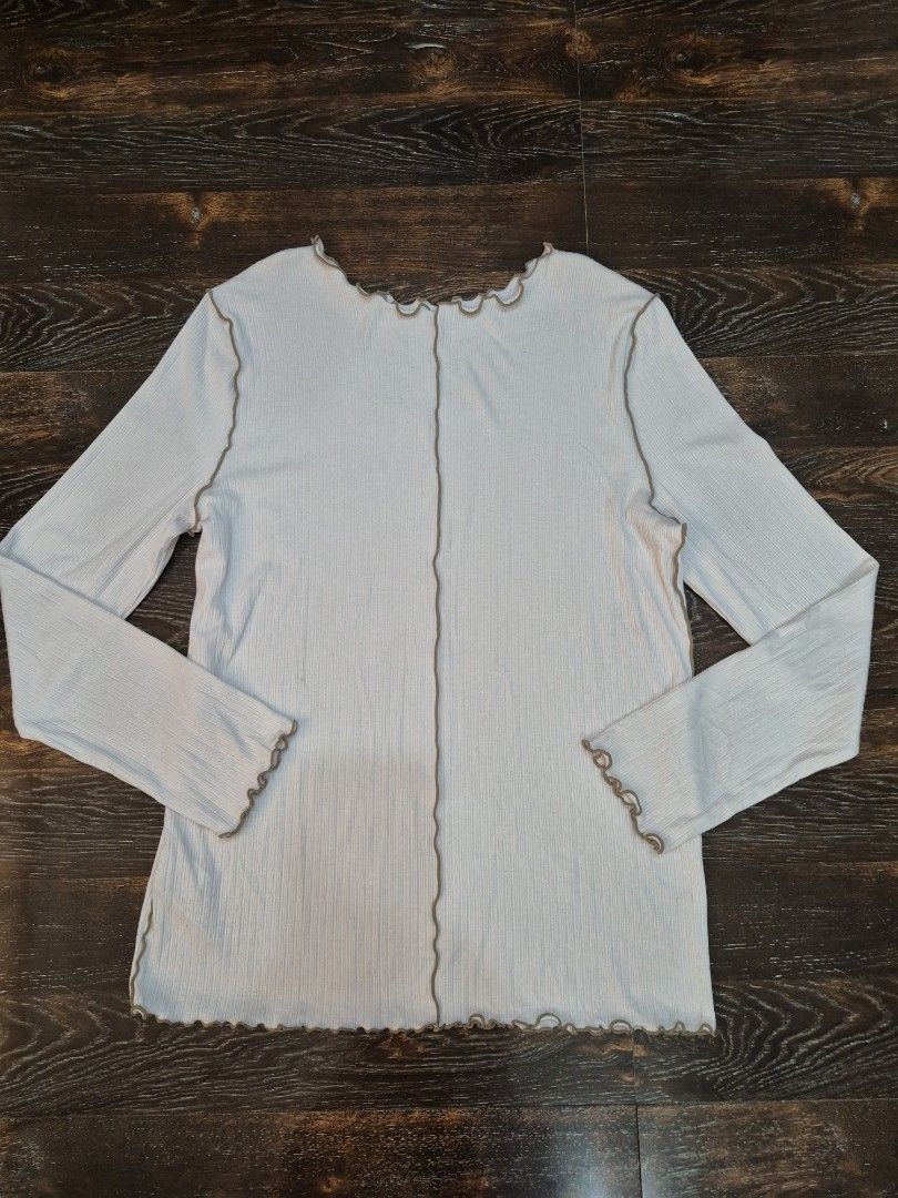 Baleno Ladies Longsleeve Top (Category: Longsleeves) located in Santa Cruz. Submitted by deenem (Listing ID 1465788396, Image 2). Description: XL on Tag Bust:19-20(38-40) inch Lenght:25.5 inch Super stretch.