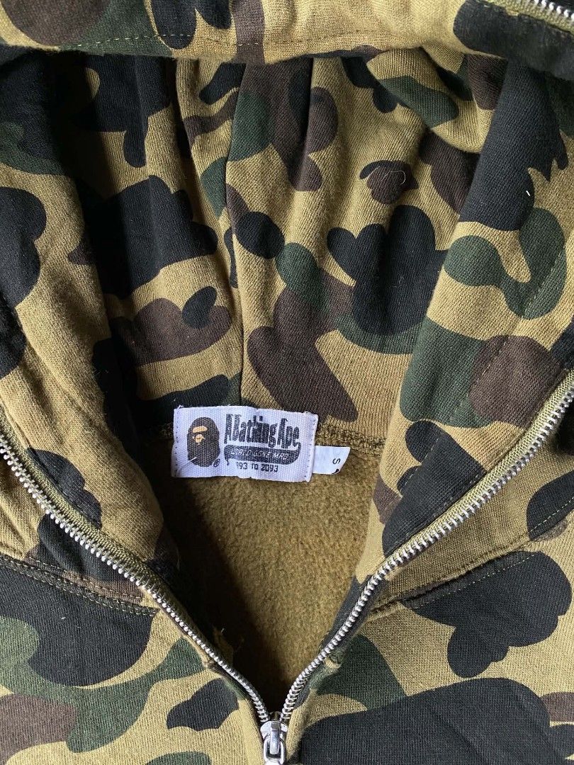 Bape camo hoodie (Category: Coats, Jackets and Outerwear) located in Manila. Submitted by raymondrob54698 (Listing ID 1465775322, Image 3). Description: size small 21x25.