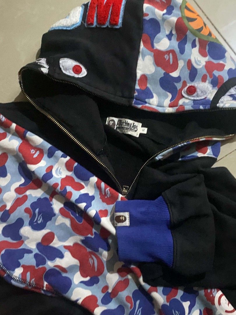 BAPE SHARK HOODIE JACKET (Category: Coats, Jackets and Outerwear) located in Teresa. Submitted by serhustler_ (Listing ID 1465772131, Image 3). Description: NO ISSUE LEGIT 10/10 SIZE: XL DM📥.