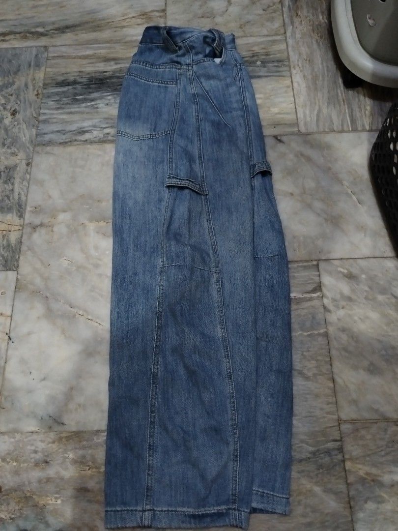 Barrel pants (Category: Jeans) located in Mandaluyong City. Submitted by bravestone_7b1fa4 (Listing ID 1465765959, Image 2). Description: Size 27 Length 41.