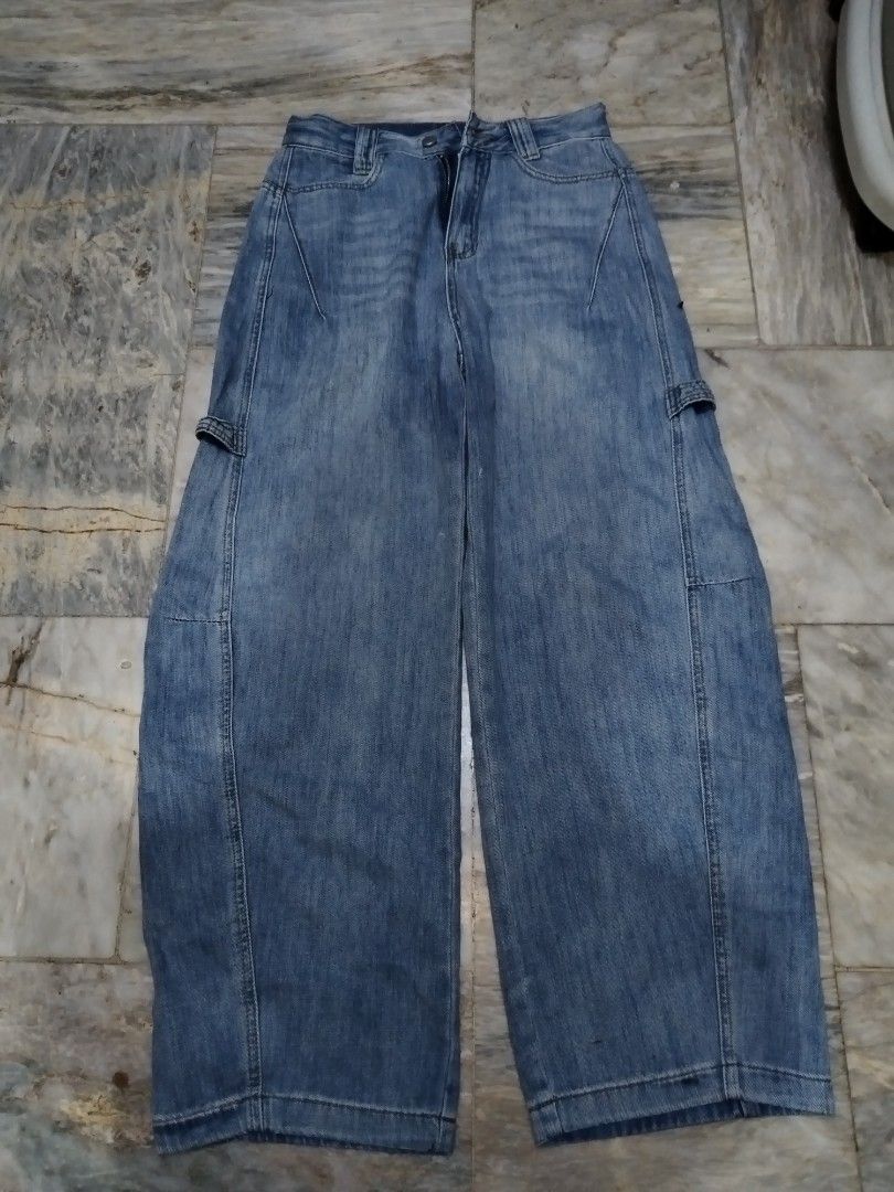 Barrel pants (Category: Jeans) located in Mandaluyong City. Submitted by bravestone_7b1fa4 (Listing ID 1465765959, Image 1). Description: Size 27 Length 41.