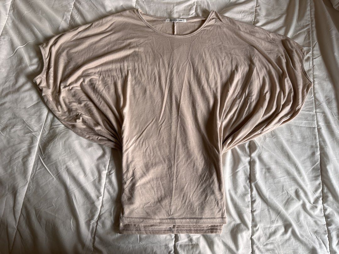 Batwing top (Category: Shirts) located in Los Banos. Submitted by prel0v3d. (Listing ID 1465909202, Image 2). Description: .