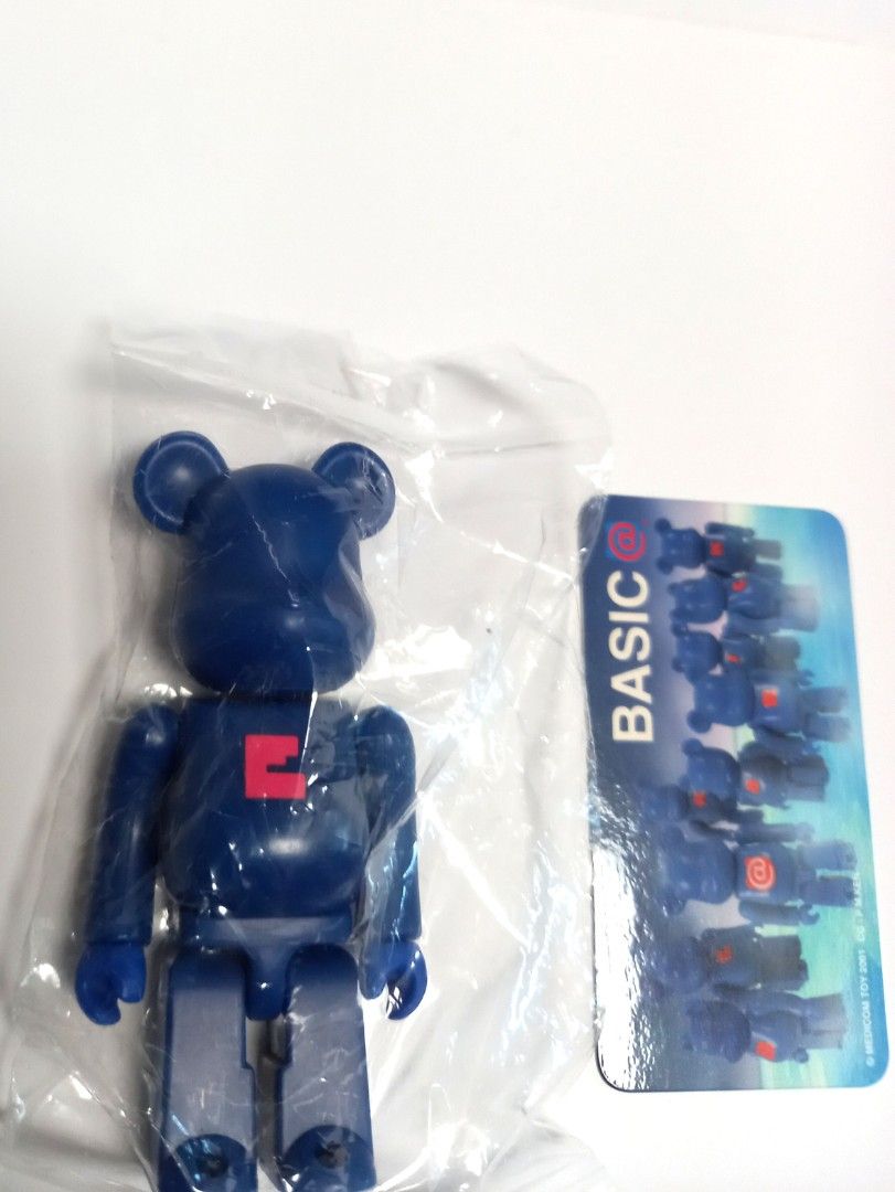 Bearbrick Series 1 Basic E （分類：設計師玩具及盲盒）位於 Hong Kong。 由 bearbrick2001 提交（商品編號 1465789584，圖片 2）。簡介： 2001年元祖產品 只連卡出售，不連盒。