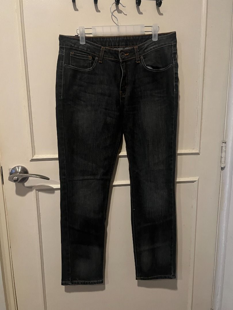 Bench Raw Dark Wash Denim Jeans [p7] (Category: Jeans) located in Pasig City. Submitted by awesamfinds (Listing ID 1465834898, Image 1). Description: - Brand: Bench Raw - Style: Classic straight cut with button and zip fly - Wash: Dark wash with a subtle fade effect down the legs - Details: Standard five-pocket layout, contrast stitching, and branded black leather patch - Condition: Excellent, ready to wear - Perfect for: Casual everyday styling 