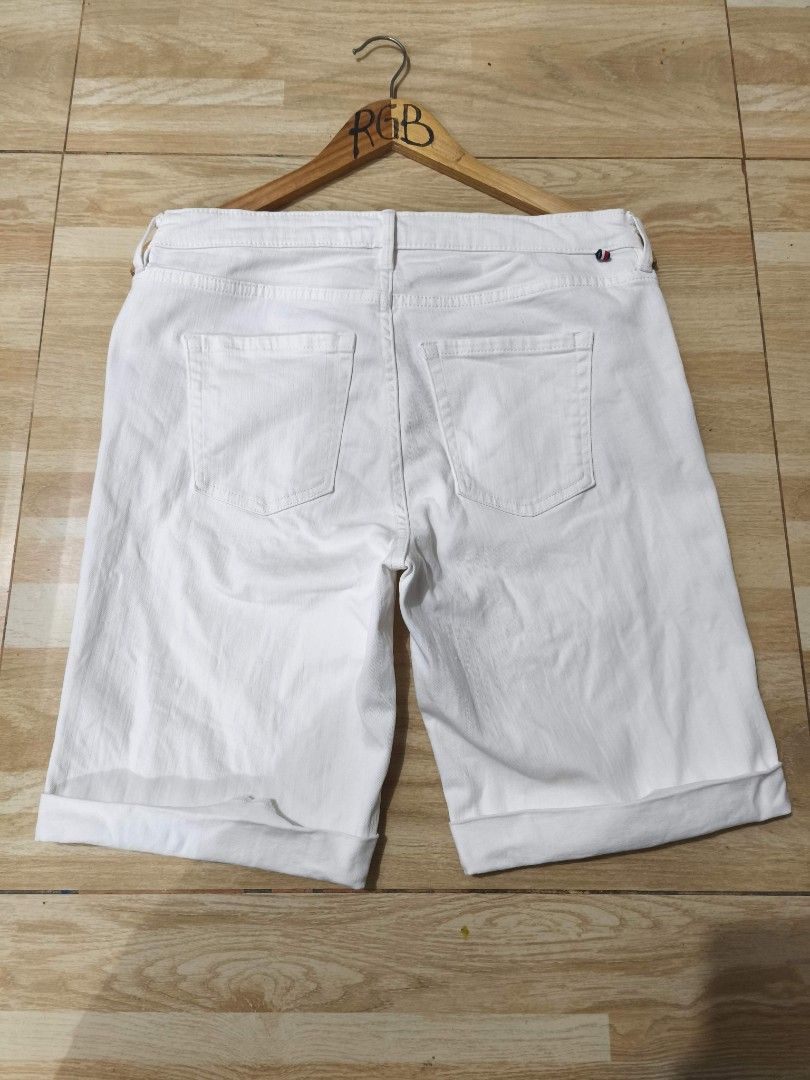 Bermuda white shorts for women (Category: Shorts) located in San Mateo. Submitted by rgbuenaventura (Listing ID 1465916290, Image 2). Description: Original Tommy Hilfiger white clean size 10 on tag 33 waistline.