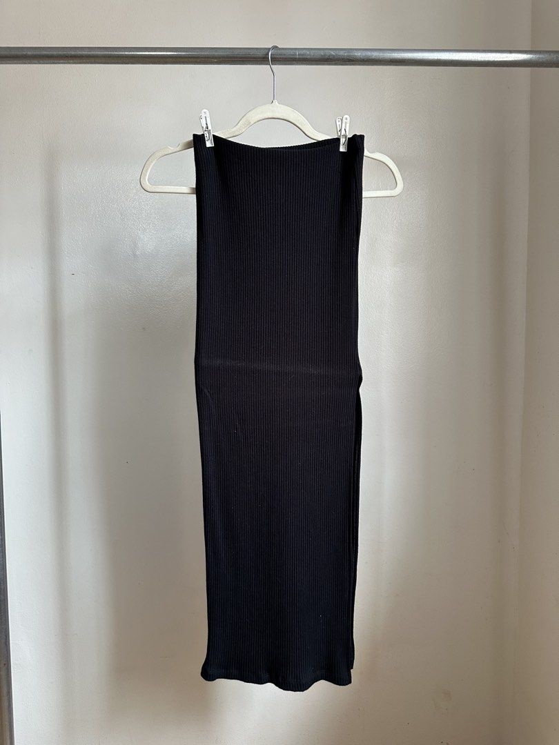 Bershka body-hugging skirt (Category: Skirts) located in Cebu City. Submitted by diabriciaa (Listing ID 1465780679, Image 1). Description: ✿ READ BIO FIRST ✿ FIRST TO PAY GETS THE ITEM ⭑.ᐟ NO COD, PAYMENT FIRST BASIS ⭑.ᐟ about the item ╰┈➤ Garterized, With Slit, ╰┈➤ Used once, No flaws dimensions 𖦹 Length: 39" 𖦹 Waist: 24", can max up to 28" 𖦹 Hips: 26", can max up to 34" RFS: dECLUTTERING.