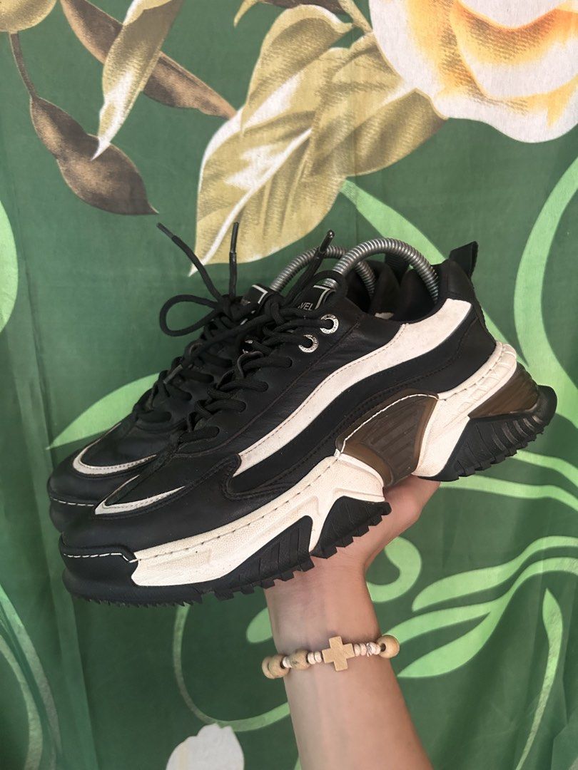 Black and White Chunky Platform Sneakers (Category: Sneakers) located in Malaybalay. Submitted by thrifturessential (Listing ID 1465779670, Image 3). Description: - Style: Bold streetwear chunky platform sneakers - Color: Classic black and white with contrast side stripes - Soles: Thick profile with air bubble details and solid tread for great grip - Details: Metal eyelet hardware and convenient back ankle pull tabs - Build: Sturdy, good weight, 
