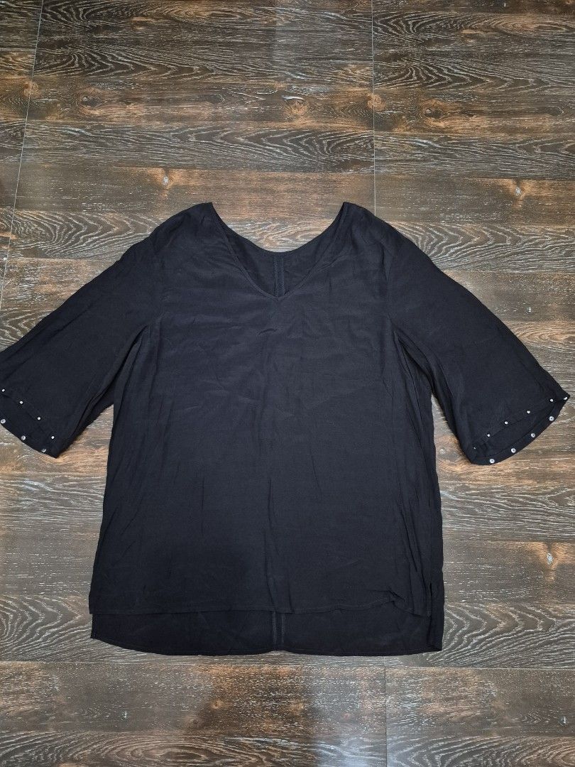 Black Blouse (Category: Blouses) located in Santa Cruz. Submitted by deenem (Listing ID 1465770109, Image 2). Description: Medium on Tag Bust:20(40) inch Lenght:25-27 inch.