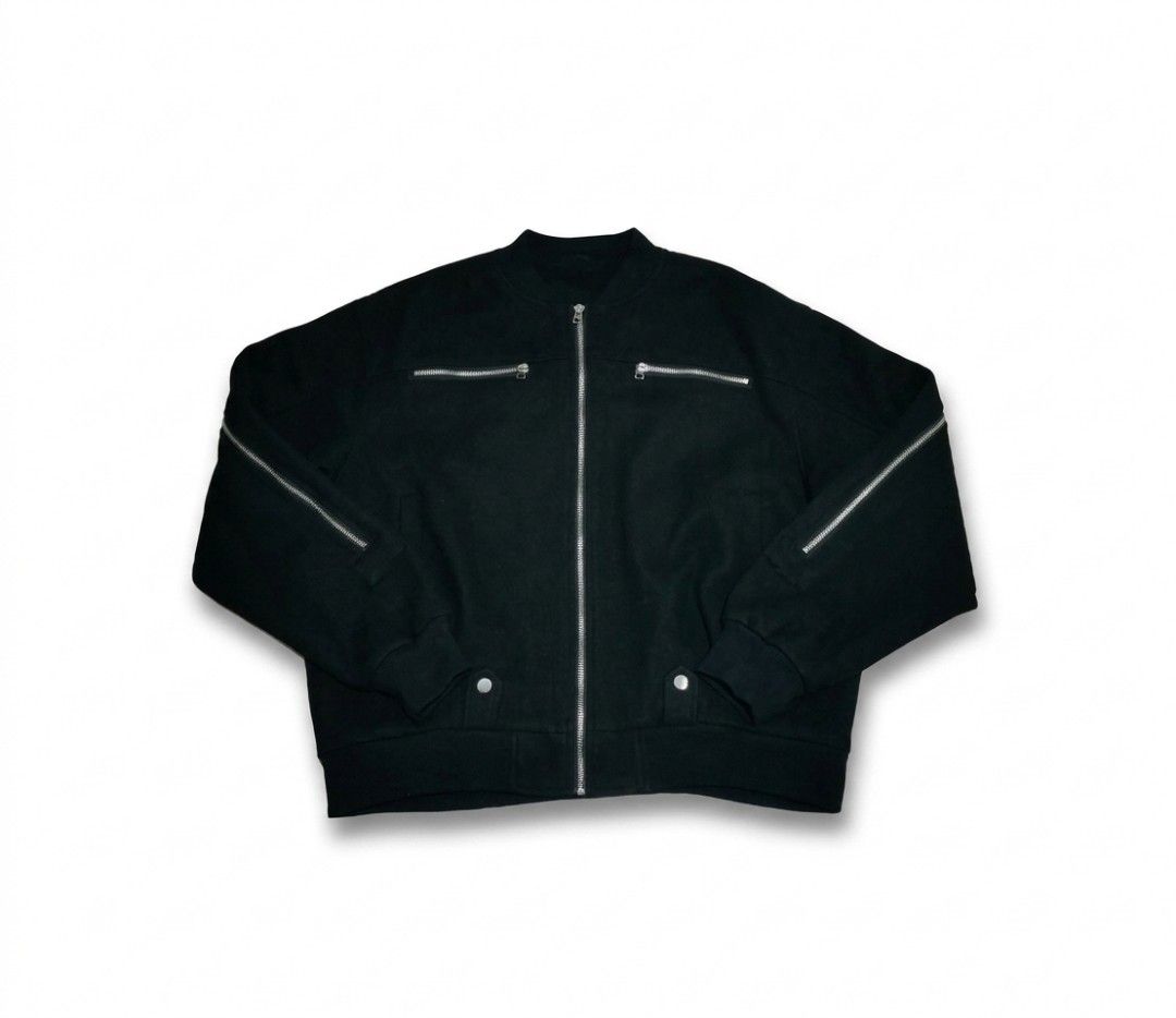 Black Bomber Jacket Wool Fabric Zipper back Style Boxy Type size XL (Category: Coats, Jackets and Outerwear) located in San Mateo. Submitted by jhaixsober (Listing ID 1465875357, Image 1). Description: 📌𝘾𝙊𝙇𝙊𝙍 𝙈𝘼𝙔 𝙑𝘼𝙍𝙔 𝘿𝙐𝙀 𝙏𝙊 𝙇𝙄𝙂𝙃𝙏𝙄𝙉𝙂 DIMES LENGTH 26 WIDTH 26 -EXCELLENT CONDITION -NO ISSUE -COLOR RATE 10/10 -HEAVY/THICK -WOOL FABRIC -4 POCKETS IN FRONT -ZIPPER IN THE BACK IS JUST STYLE -SOLID ITEM -GOOD FITTINGS -GOOD FOR