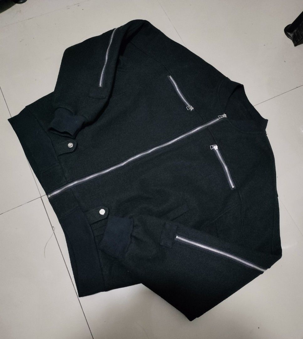 Black Bomber Jacket Wool Fabric Zipper back Style Boxy Type size XL (Category: Coats, Jackets and Outerwear) located in San Mateo. Submitted by jhaixsober (Listing ID 1465875357, Image 3). Description: 📌𝘾𝙊𝙇𝙊𝙍 𝙈𝘼𝙔 𝙑𝘼𝙍𝙔 𝘿𝙐𝙀 𝙏𝙊 𝙇𝙄𝙂𝙃𝙏𝙄𝙉𝙂 DIMES LENGTH 26 WIDTH 26 -EXCELLENT CONDITION -NO ISSUE -COLOR RATE 10/10 -HEAVY/THICK -WOOL FABRIC -4 POCKETS IN FRONT -ZIPPER IN THE BACK IS JUST STYLE -SOLID ITEM -GOOD FITTINGS -GOOD FOR