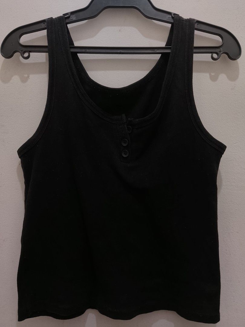 Black Button Down Top (Category: Sleeveless) located in Rizal. Submitted by keylla_cadiena (Listing ID 1465916514, Image 1). Description: Black 3 Button Down xxs-sm.