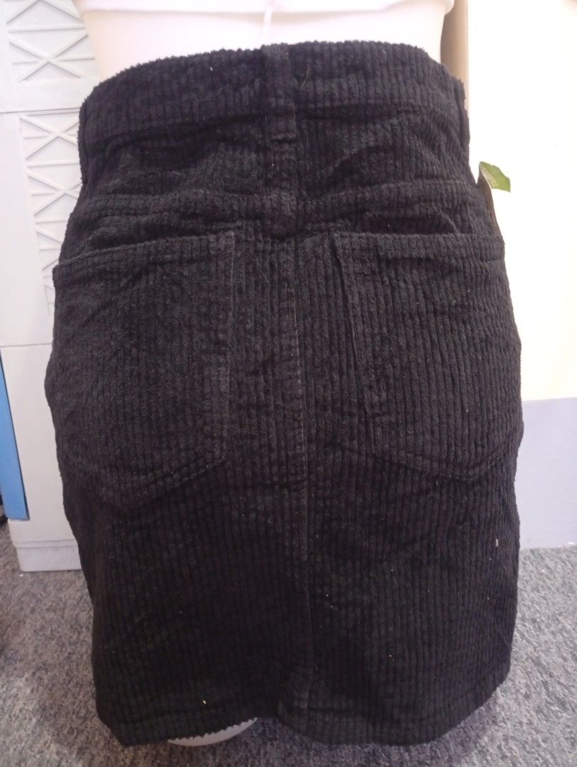 Black Corduroy Mini Skirt (Category: Skirts) located in Lingayen. Submitted by bela_24 (Listing ID 1465759543, Image 3). Description: - Style: High-waisted black corduroy mini skirt - Closure: Classic front button and zip fly - Details: Traditional 5-pocket design with silver-tone rivets and clean hem - Material: Textured ribbed fabric - Condition: Brand new / Excellent (ready to wear) - Perfect for: Casual everyday styling and easy mixing-and-ma