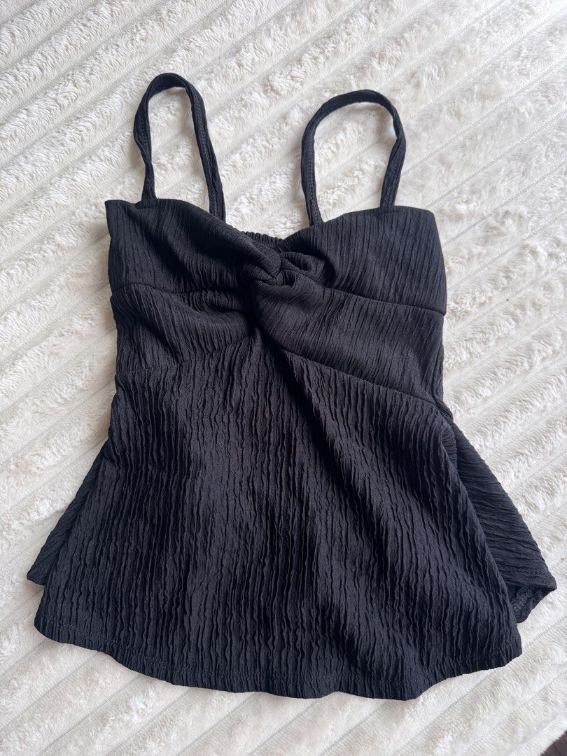 Black Crinkled Twist Front Cami Top (Category: Sleeveless) located in Manila. Submitted by bellebeauty.2002 (Listing ID 1465774955, Image 1). Description: - Color: Black - Material: Lightweight crinkled texture fabric - Design: Sweetheart neckline with center twisted knot detail - Straps: Adjustable/thin spaghetti straps - Fit: Flattering flowy hemline - Styling: Great to pair with jeans or skirts for casual days.