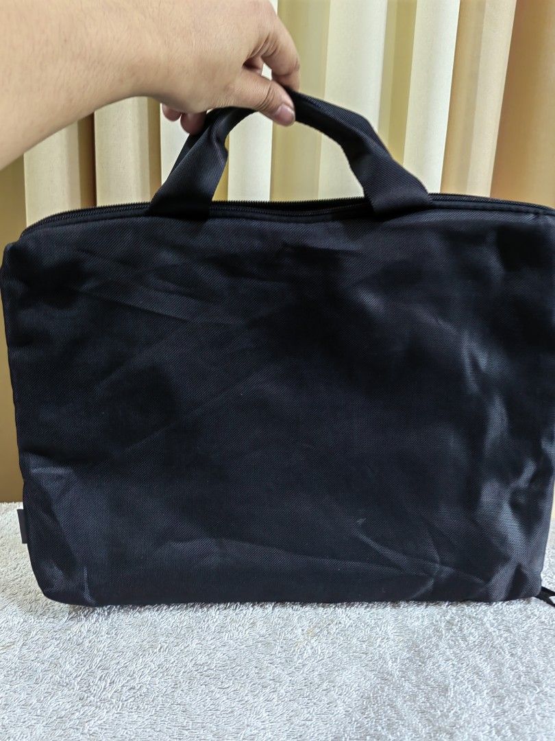 Black Laptop Sleeve Bag with Handles (Category: Laptop Bags & Sleeves) located in Makati City. Submitted by prelovedtreatedwithlove (Listing ID 1465785969, Image 3). Description: - Brand :Targus -Color: Sleek black with a grey quilted interior - Protection: Padded main compartment for extra safety - Storage: Zippered front pocket for accessories - Portability: Sturdy carry handles for easy commuting - Condition : like new - Size: 13x10 inches .