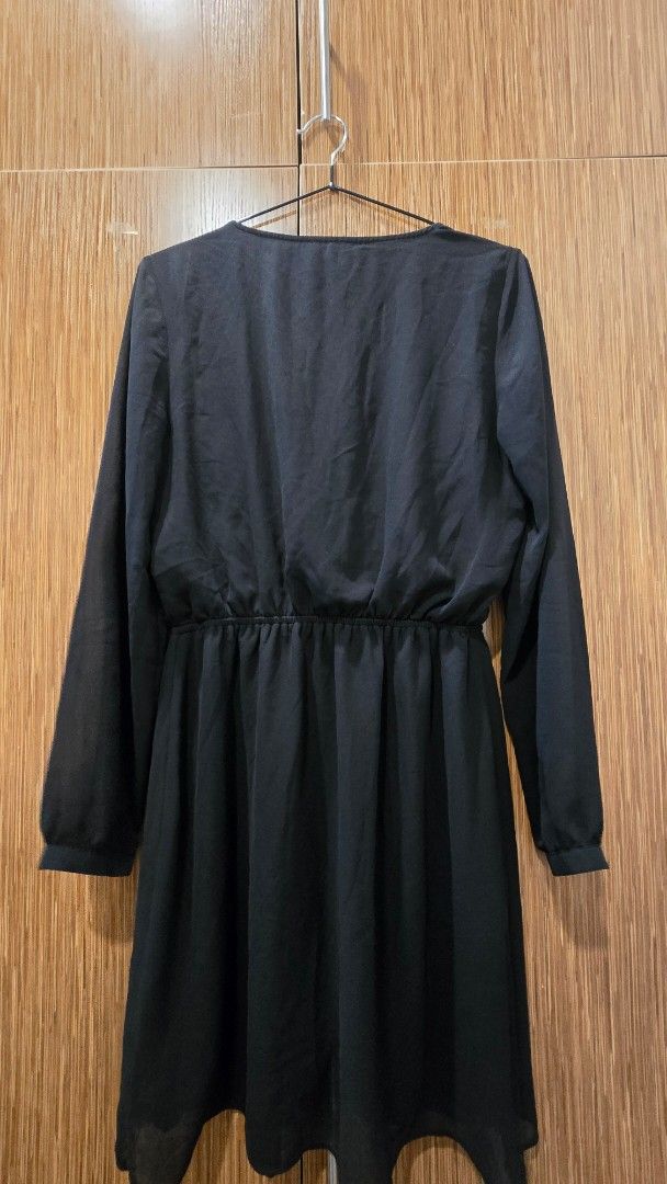 Black Long Sleeve Dress (Category: Dresses) located in Cebu City. Submitted by kitty_12345_ (Listing ID 1465908096, Image 2). Description: - Brand: Express - Size: Small - Color: Black - Origin: Made in Indonesia - Design: V-neck wrap style with gathered waistline and flowy skirt - Sleeves: Long sleeves with elastic cuffs - Fabric: Lightweight and comfortable - Occasion: Perfect for work, dinners, or casual outings MOP: gcash, mari, maya, gotyme 