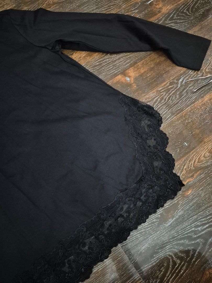 Black Longsleeve Top (Category: Longsleeves) located in Santa Cruz. Submitted by deenem (Listing ID 1465795294, Image 3). Description: Medium On Tag on Tag Bust:20(40) inch Lenght:28 inch.