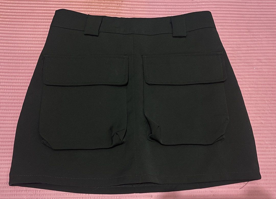 Black mini skirt with front cargo pockets (Category: Skirts) located in Makati City. Submitted by maurees_ (Listing ID 1465898011, Image 1). Description: Waist: 28 inches Length: 14.5 inches .